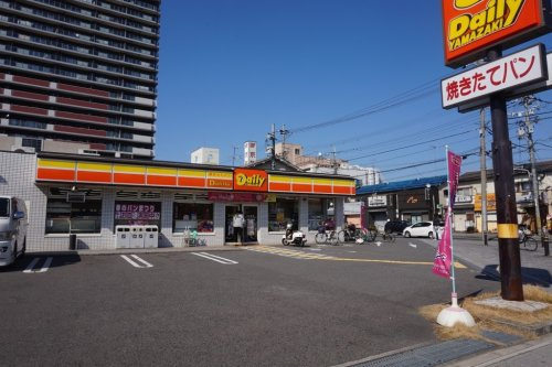 【コンビニエンスストア】デイリーヤマザキ　JR六地蔵駅前店まで265ｍ