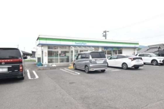 【コンビニエンスストア】ファミリーマート　大隅吾平店まで4609ｍ