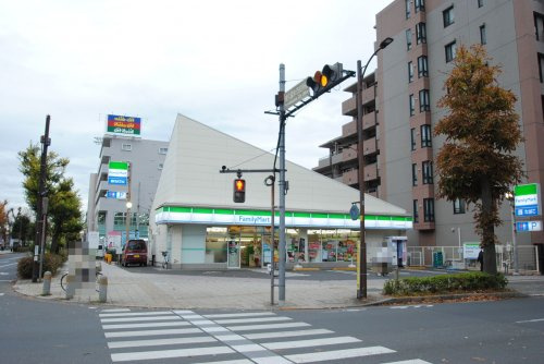【コンビニエンスストア】ファミリーマート　東久留米本町店まで869ｍ