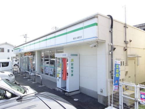 【コンビニエンスストア】ファミリーマート　橿原小綱町店まで737ｍ