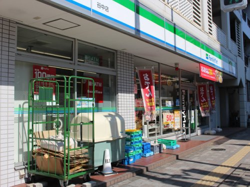 【コンビニエンスストア】ファミリーマート　谷中店まで108ｍ