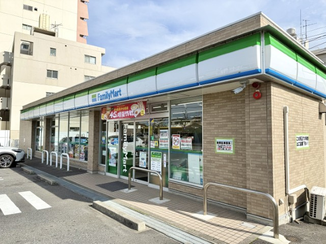 【コンビニエンスストア】ファミリーマート　名東引山一丁目店まで330ｍ