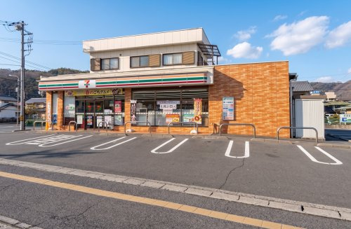 【コンビニエンスストア】セブンイレブン　井原上出部町店まで1758ｍ