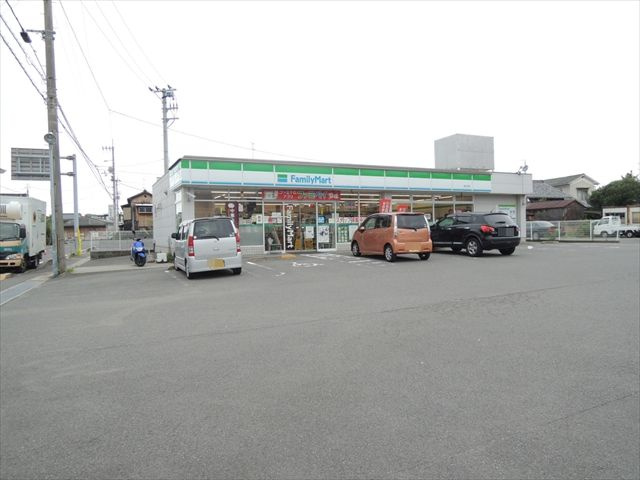 【コンビニエンスストア】ファミリーマート堀江町店まで123ｍ