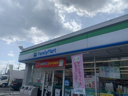 【コンビニエンスストア】ファミリーマート　愛川中津店まで724ｍ