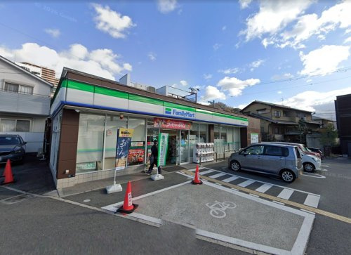 【コンビニエンスストア】ファミリーマート　東石切公園前店まで625ｍ