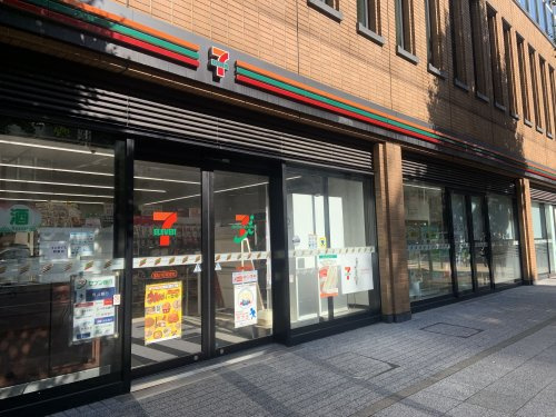 【コンビニエンスストア】セブンイレブン　横浜山下町本町通り店まで182ｍ
