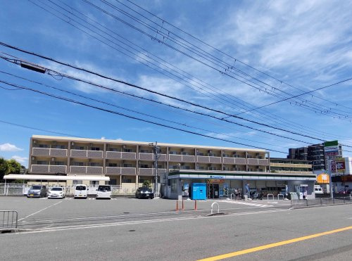 【コンビニエンスストア】ファミリーマート高槻古曽部店まで60ｍ