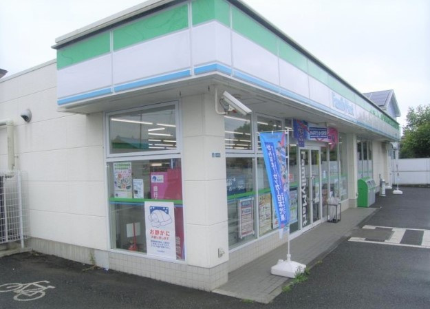 【コンビニエンスストア】ファミリーマート阿見中央四丁目店まで305ｍ