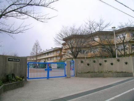 【小学校】川西市立　牧の台小学校まで730ｍ