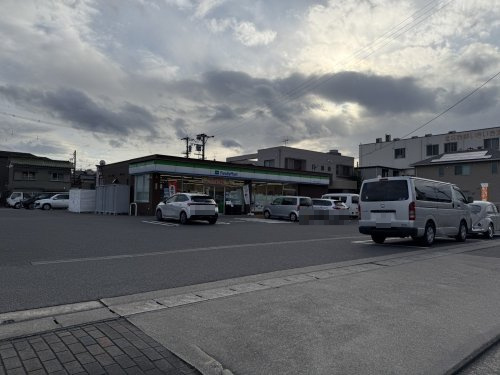 【コンビニエンスストア】ファミリーマート　中あじま三丁目店まで143ｍ