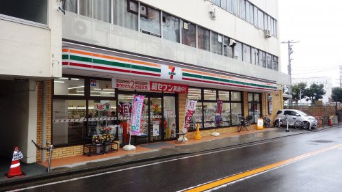 【コンビニエンスストア】　セブン‐イレブン　横浜六浦駅前店まで790ｍ