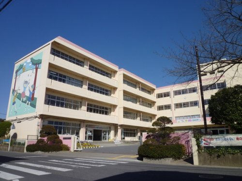 【小学校】吉川市立中曽根小学校まで1000ｍ