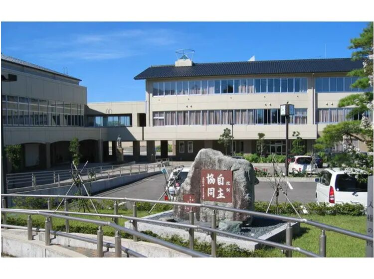 【小学校】高松小学校まで579ｍ