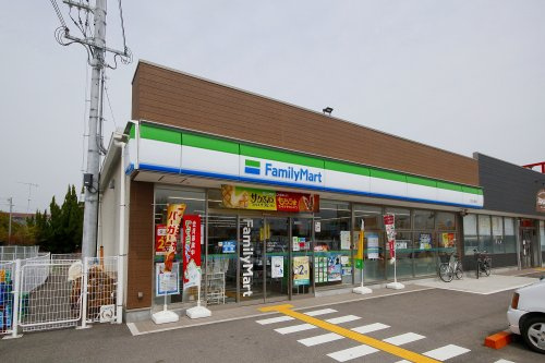 【コンビニエンスストア】ファミリーマート打田上野店まで1053ｍ