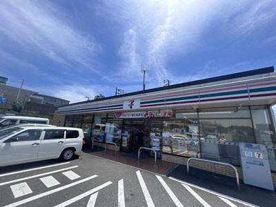 【コンビニエンスストア】セブンイレブン　横浜新桜ケ丘2丁目店まで1072ｍ