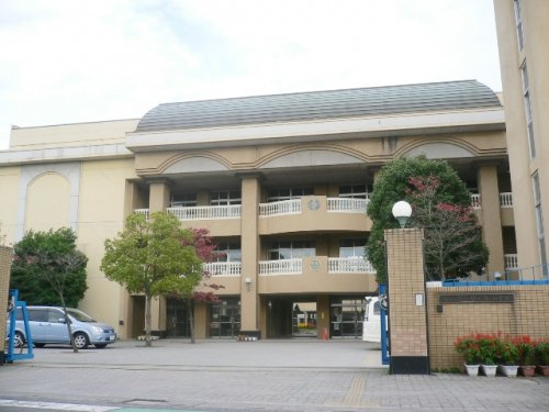 【小学校】越ヶ谷小学校まで760ｍ