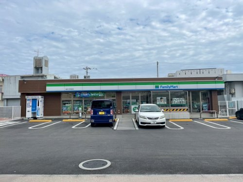 【コンビニエンスストア】ファミリーマート　金武小学校前店まで700ｍ