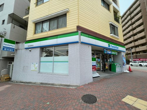【コンビニエンスストア】ファミリーマート　阪神岩屋駅前店まで82ｍ