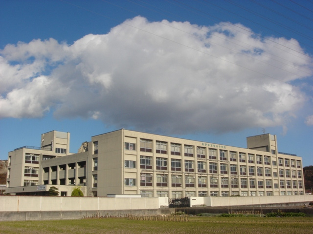 【中学校】竜山中学校まで608ｍ
