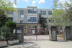 【中学校】西宮市立学文中学校まで690ｍ