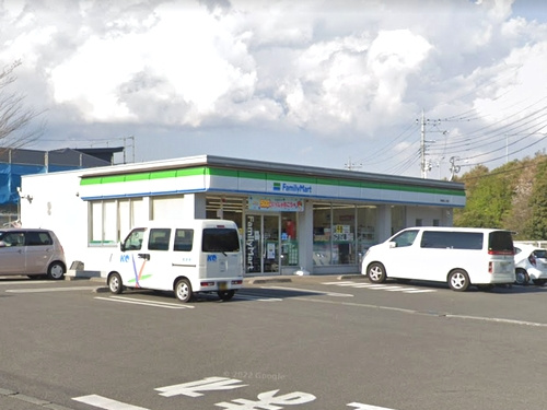 【コンビニエンスストア】ファミリーマート伊勢原三ノ宮店まで922ｍ