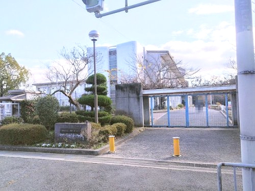 【小学校】河内長野市立川上小学校まで400ｍ