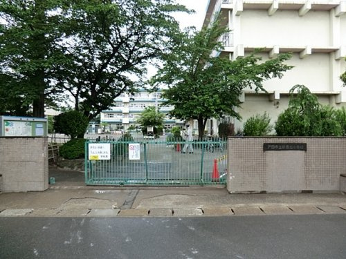 【小学校】戸田市立新曽北小学校まで641ｍ