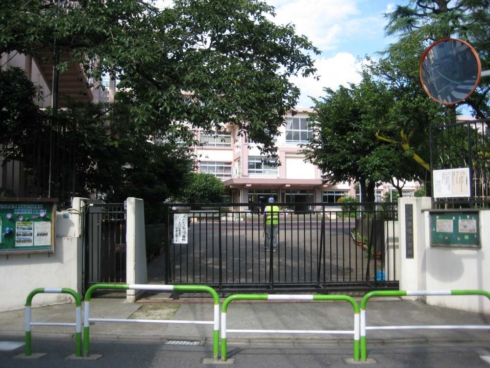 【小学校】豊島区立　巣鴨小学校まで286ｍ