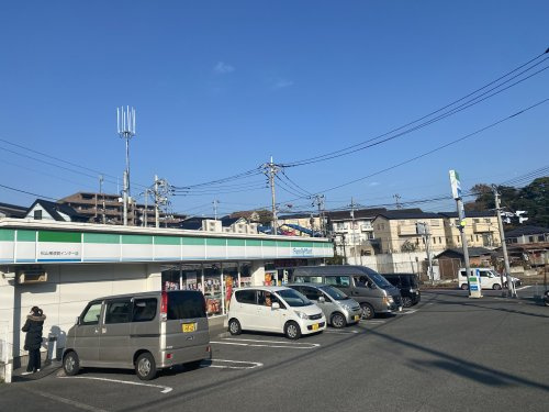 【コンビニエンスストア】ファミリーマート　松山横須賀インター店まで297ｍ