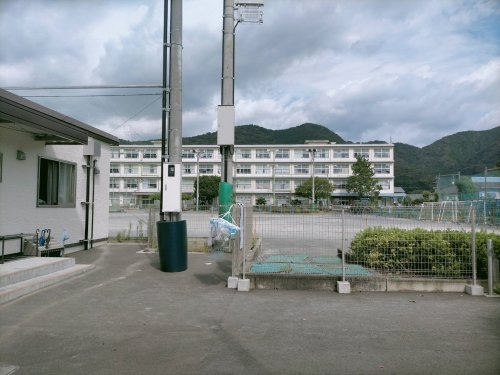 【小学校】静岡市立服織小学校まで528ｍ