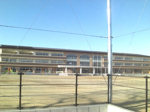 【小学校】東松山市立高坂小学校まで700ｍ