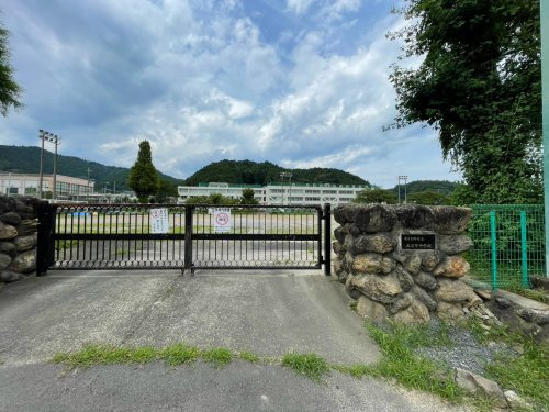 【中学校】あきる野市立五日市中学校まで1511ｍ
