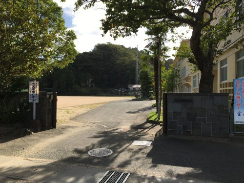 【中学校】港中学校まで1594ｍ