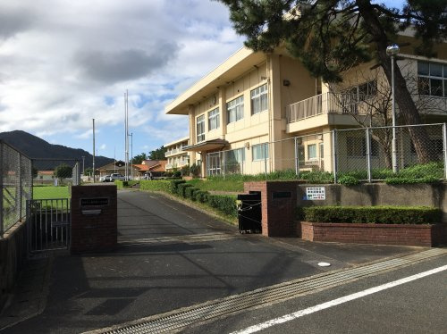 【小学校】港小学校まで741ｍ