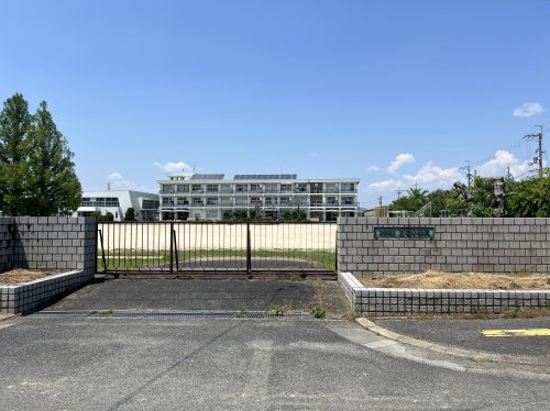 【小学校】三宅町立三宅小学校まで566ｍ