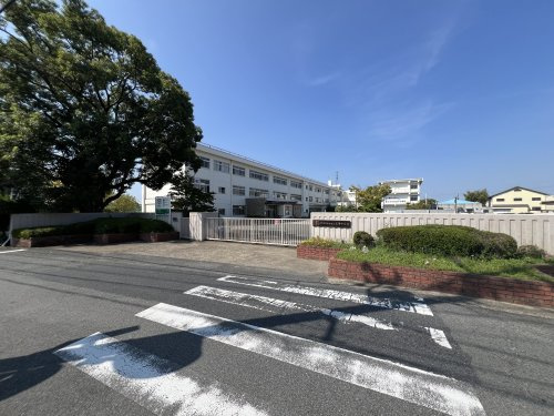 【中学校】川西町三宅町組合立式下中学校まで695ｍ