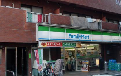 【コンビニエンスストア】ファミリーマート　目黒青葉台三丁目店まで182ｍ