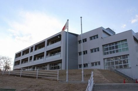 【中学校】茨城町立青葉中学校まで877ｍ