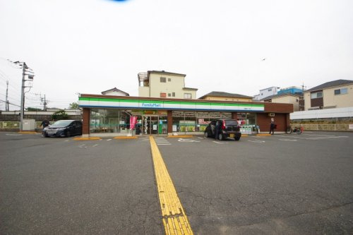 【コンビニエンスストア】ファミリーマート朝霞膝折三丁目店まで806ｍ