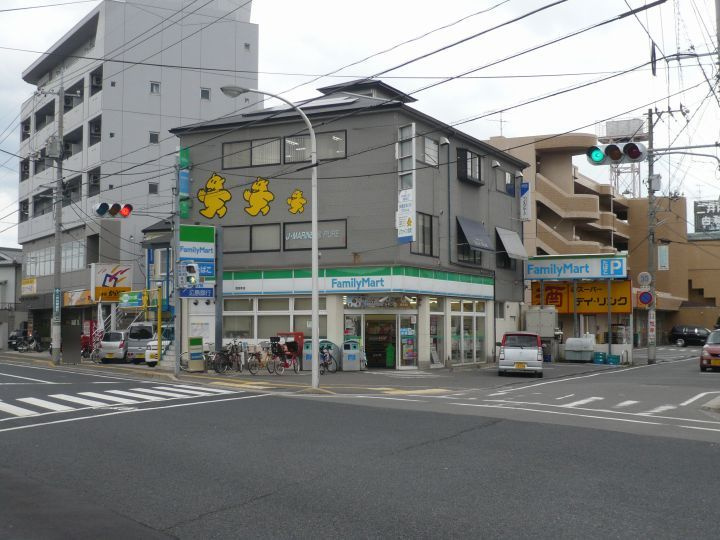 【コンビニエンスストア】ファミリーマート　西旭町店まで811ｍ