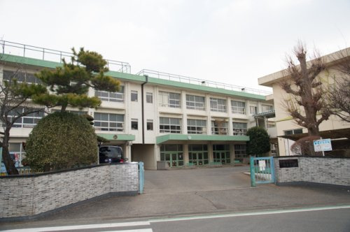 【小学校】平塚市立岡崎小学校まで980ｍ
