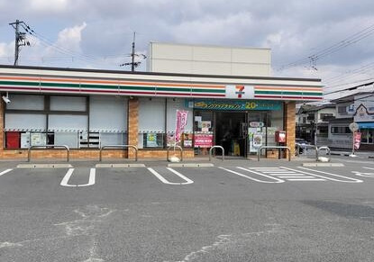 【コンビニエンスストア】セブンイレブン　香芝西真美店まで1027ｍ