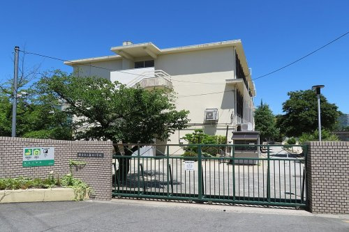 【小学校】枚方市立春日小学校まで1262ｍ
