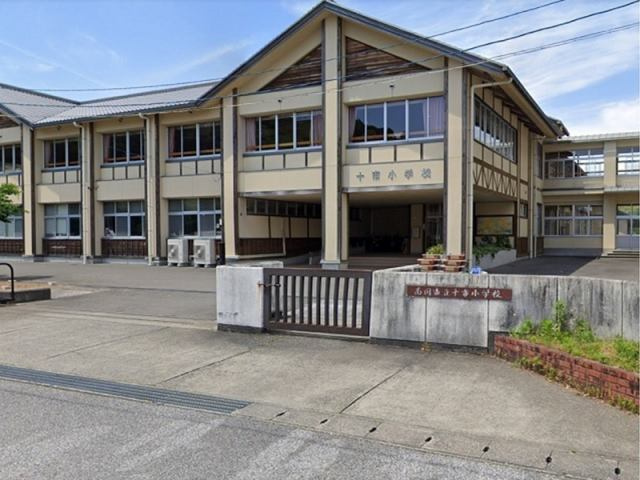【小学校】南国市立十市小学校まで374ｍ