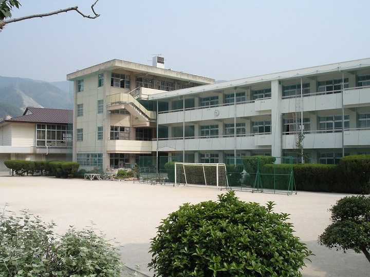 【小学校】三坂地小学校まで576ｍ