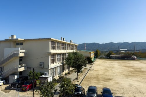 【小学校】枚方市立春日小学校まで896ｍ