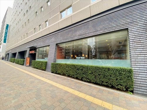 【ファミリーレストラン】ロイヤルホスト東新宿駅前店まで495ｍ