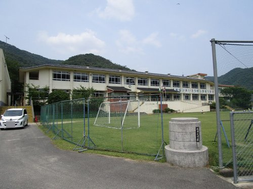 【小学校】河内小学校まで838ｍ