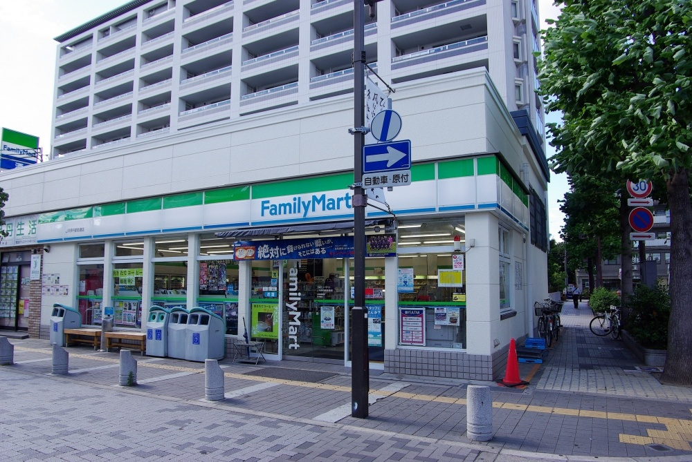 【コンビニエンスストア】ファミリーマートＪＲ伊丹駅前店まで558ｍ